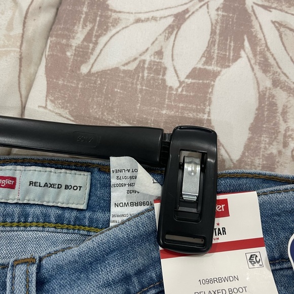 New Wrangler Five Star Relaxed To Regular Boot Fit Jeans - Picture 5 of 13